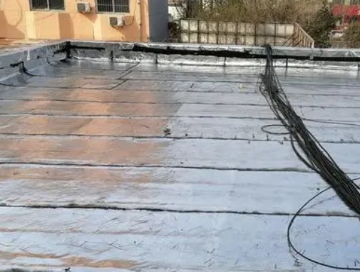 建水卫生间漏水维修公司分享下建水屋面楼顶防水刚性防水层施工要点。